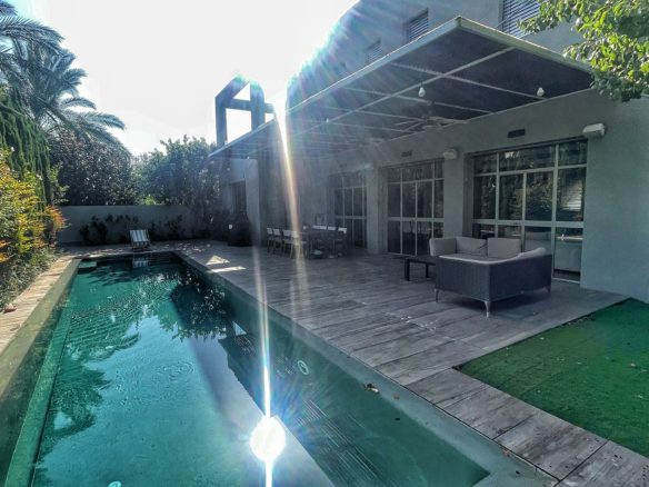 Modern luxury villa Herzliya indoor outdoor living Warm design villa Herzliya Pituach luxury home Open space villa Herzliya Israel modern design Luxury villa with garden and pool Herzliya
