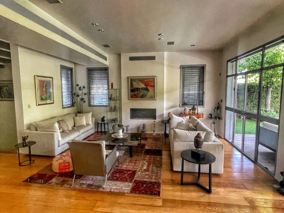 Modern luxury villa Herzliya indoor outdoor living Warm design villa Herzliya Pituach luxury home Open space villa Herzliya Israel modern design Luxury villa with garden and pool Herzliya